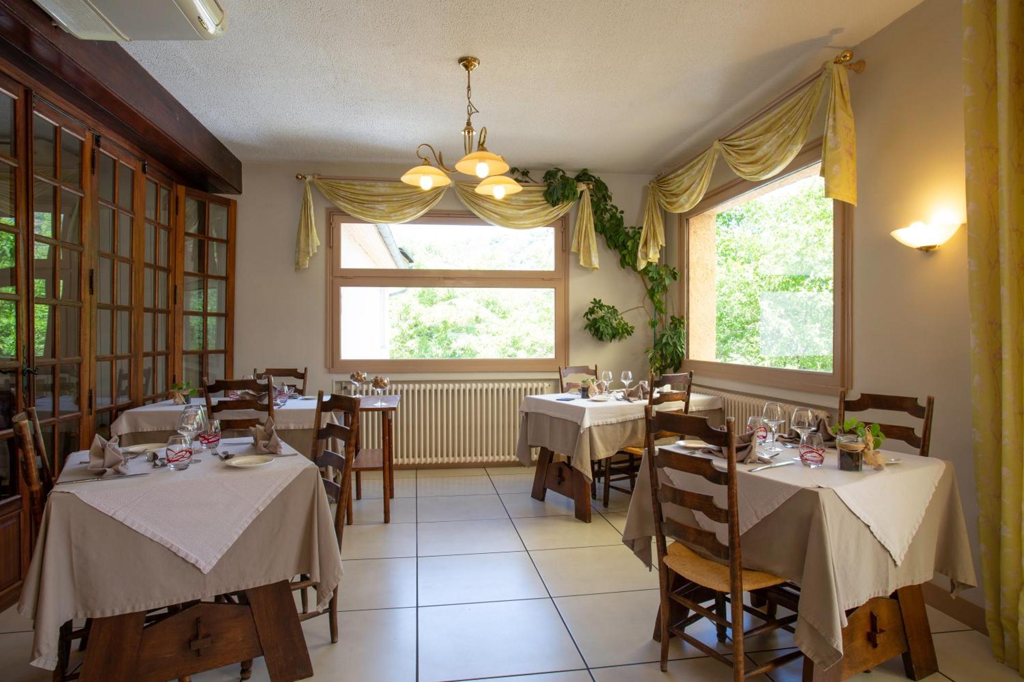 Logis Hotel Restaurant Du Pont 앙비알레트 외부 사진